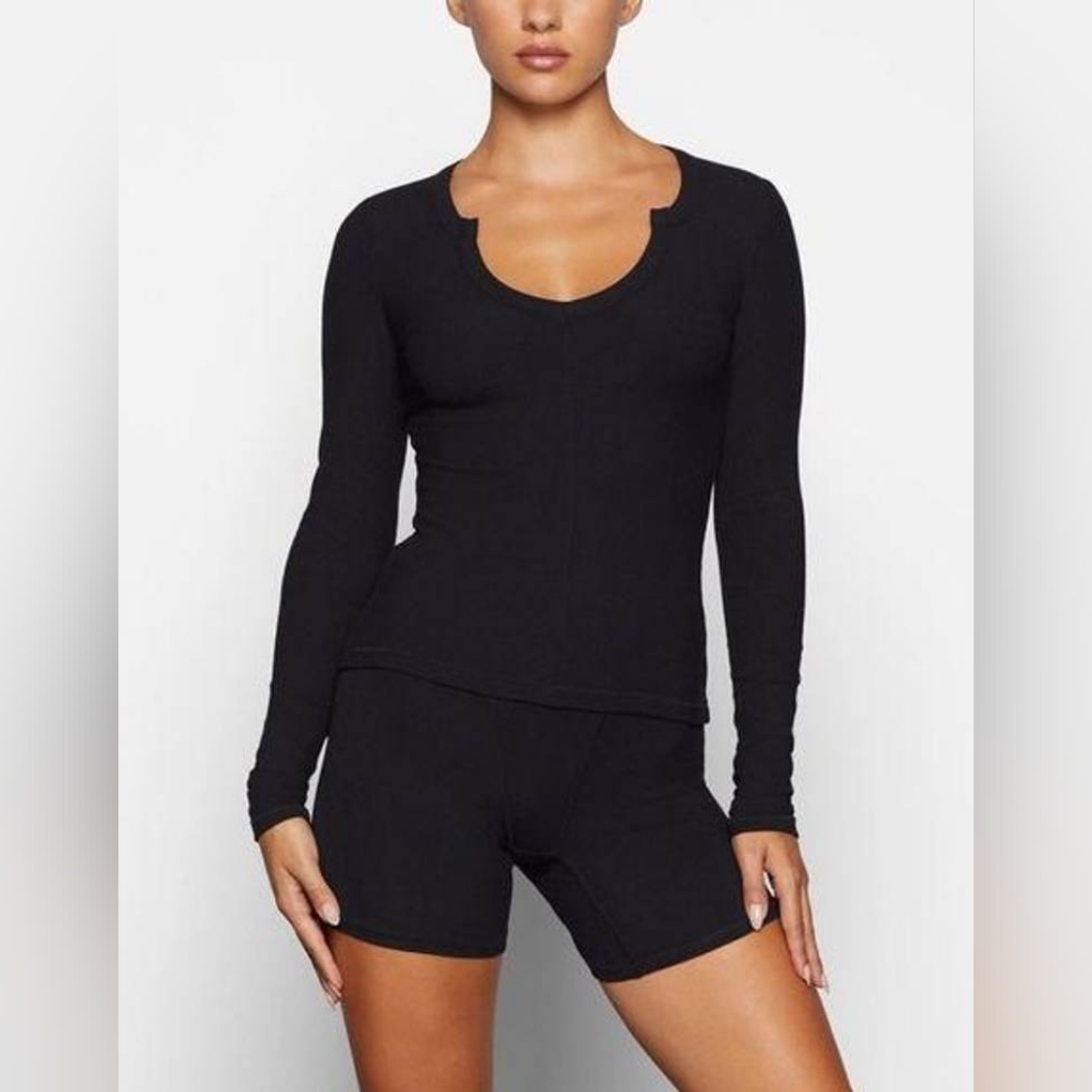Nwt Skims Soft Lounge Split Neck Long Sleeve In Onyx